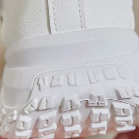 Women’s White Casual Sneakers – Stylish & Comfortable Lace-Up Shoes